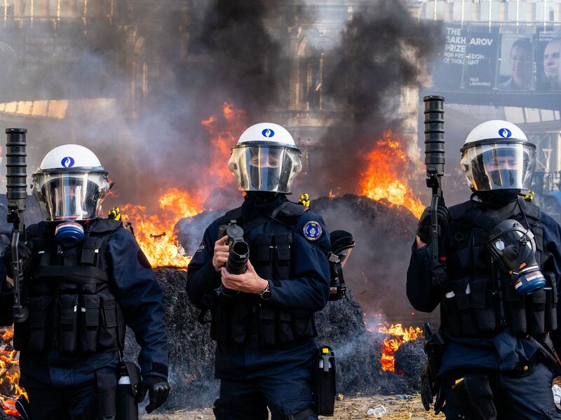 Schon am frühen Morgen hatten sich Landwirte in Brüssel versammelt. - Foto: Marius Burgelman/AP/dpa