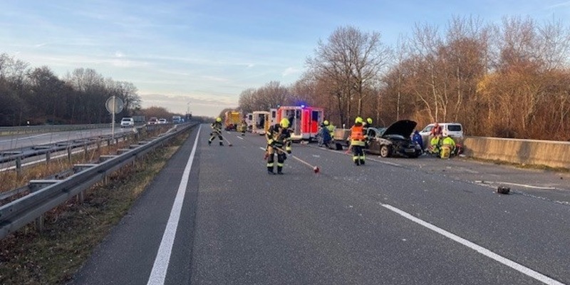 FW-OB: Fahrzeug überschlägt sich auf der A 516 - Foto: presseportal.de