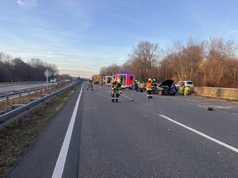FW-OB: Fahrzeug überschlägt sich auf der A 516 - Foto: presseportal.de