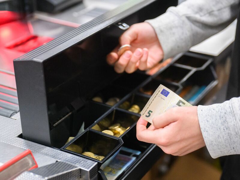 Der Einzelhandel hat zurzeit mit strukturellen Problemen zu kämpfen. Die Zahl der Insolvenzen ist in den vergangenen Jahren gestiegen. - Foto: Julian Stratenschulte/dpa