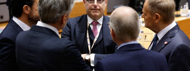 Belgiens Premier Bart De Wever will springen, wenn alle zusammen den Fallschirm stellen. - Foto: Geert Vanden Wijngaert/AP/dpa