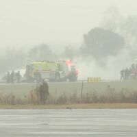 Ein Flugzeug ist an einem Regionalflughafen in North Carolina abgestürzt. - Foto: Uncredited/WSOC via AP/dpa