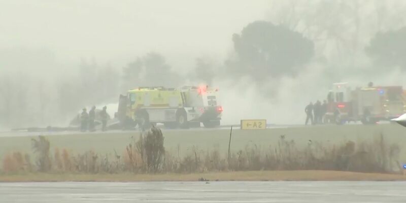 Ein Flugzeug ist an einem Regionalflughafen in North Carolina abgestürzt. - Foto: Uncredited/WSOC via AP/dpa