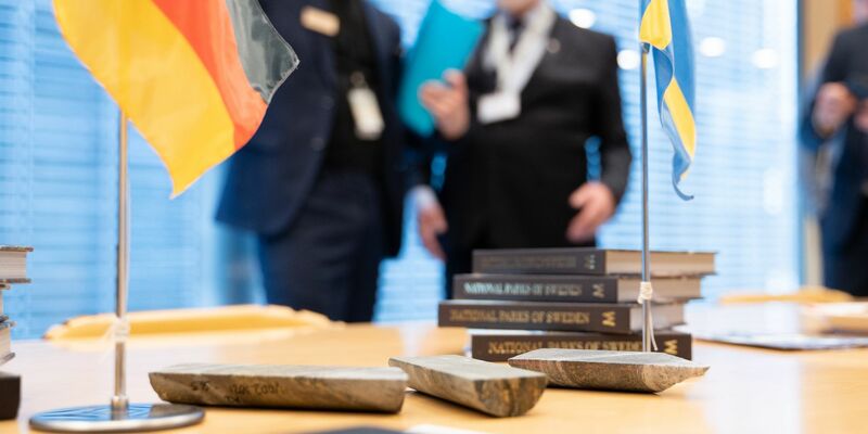Handschlag in Berlin: Viscaria-Chef Olsson (l) und Aurubis-Produktionsvorstand Kurth. Der schwedische Kupferminenkonzern liefert den Rohstoff künftig an den deutschen Produzenten.  - Foto: Markus Lenhardt/dpa