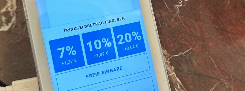 Vorgegebene Trinkgeld-Optionen bei der Kartenzahlung kommen bei vielen Menschen einer Umfrage zufolge nicht gut an. (Archivbild) - Foto: Gregor Tholl/dpa/dpa-tmn