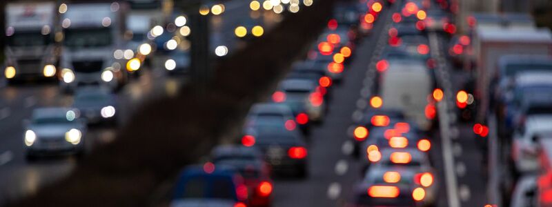 Der Weg zum Weihnachtsbaum führt für viele über die Autobahnen. Dort soll es in diesem Jahr aber nicht allzu voll werden. (Symbolbild) - Foto: Moritz Frankenberg/dpa
