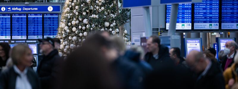 Auch an den Flughäfen sind in der Weihnachtszeit viele Reisende unterwegs. (Symbolbild) - Foto: Rolf Vennenbernd/dpa