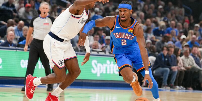 Shai Gilgeous-Alexander (rechts) konnte sich im letzten Viertel ausruhen. - Foto: Kyle Phillips/AP/dpa