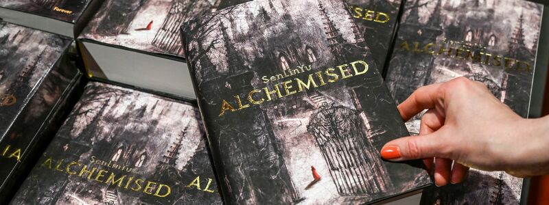 «Alchemised» von SenLinYu stand mehrere Wochen auf Platz 1 der Bestseller-Liste. - Foto: Jens Kalaene/dpa