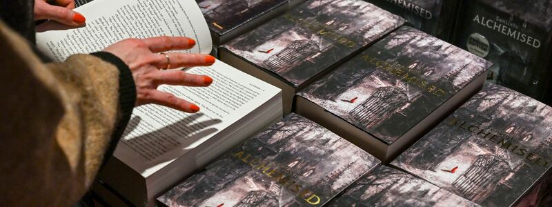 Der Roman ist beliebt bei vielen Leserinnen und Lesern. - Foto: Jens Kalaene/dpa