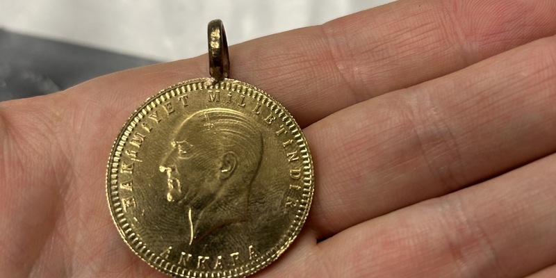 HZA-BI: Bielefelder Zoll verhindert Goldschmuggel am Flughafen/Reisende hatte Goldschmuck im Wert von rund 15.500 Euro nicht angemeldet - Foto: presseportal.de