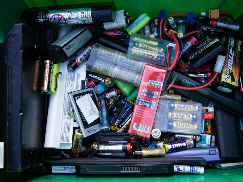 Alte Batterien müssen fachgerecht entsorgt werden. - Foto: Christian Charisius/dpa
