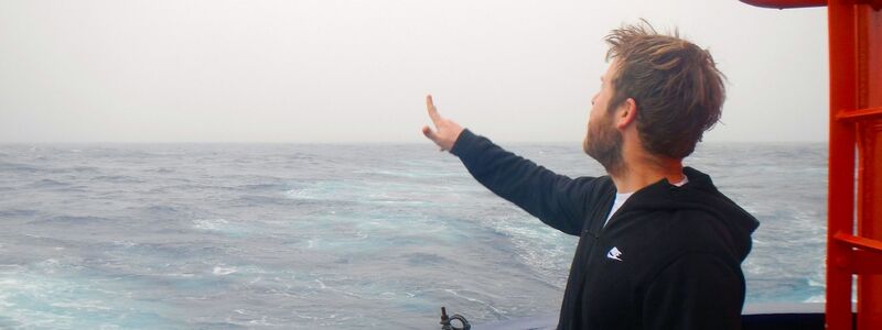 Geowissenschaftler Klages ist immer noch erstaunt und froh, dass die Flaschenpost die lange Reise überstand und gefunden wurde. - Foto: Thomas Ronge/Alfred-Wegener-Institut /dpa