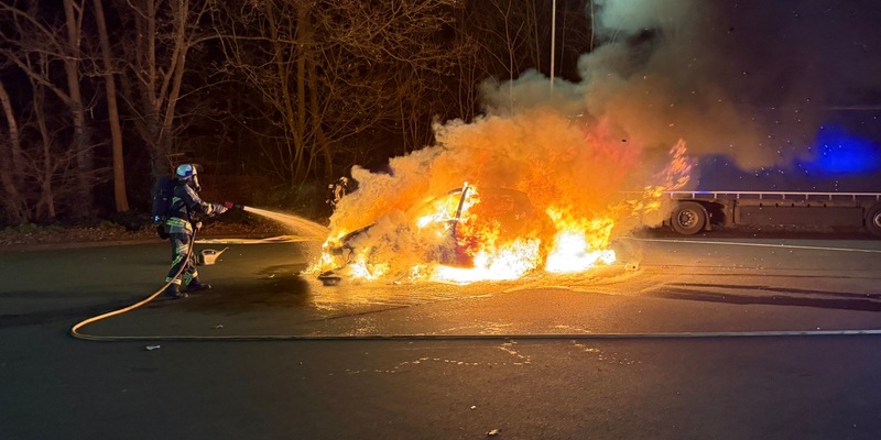 FW Hünxe: Pkw in Flammen - Fahrzeugbrand auf Rastplatz - Foto: presseportal.de