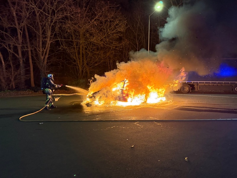 FW Hünxe: Pkw in Flammen - Fahrzeugbrand auf Rastplatz - Foto: presseportal.de