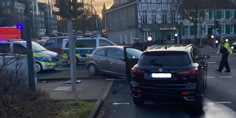 POL-GM: Unfall im Kreuzungsbereich - zwei Autos und ein Streifenwagen beteiligt - Foto: presseportal.de