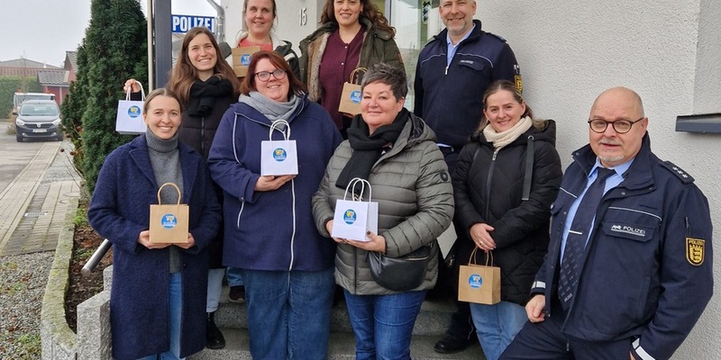 POL-OG: Schwanau - Vorweihnachtliche Geschenke für Kindergärten - Mit guten Nachrichten ins Wochenende - Foto: presseportal.de