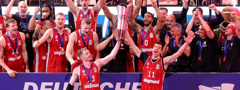 Feierten die Meisterschaft 2025: Bayerns-Profis um Andreas Obst. (Archivbild) - Foto: Matthias Stickel/dpa