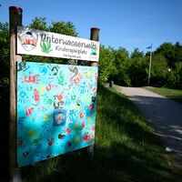 Kerzen und Blumen am Zugang zum Spielplatz: Nach dem Tod des 14-Jährigen zeigten Anwohner ihre Betroffenheit. (Archivbild) - Foto: Bernd Thissen/dpa