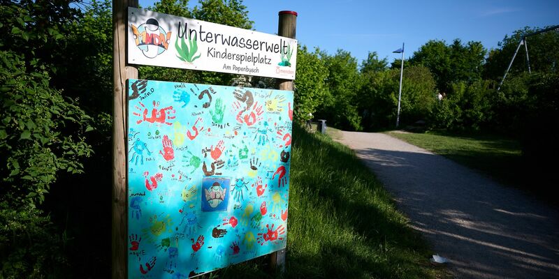 Kerzen und Blumen am Zugang zum Spielplatz: Nach dem Tod des 14-Jährigen zeigten Anwohner ihre Betroffenheit. (Archivbild) - Foto: Bernd Thissen/dpa