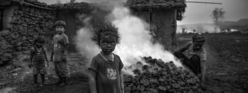 Kinder stehen in einem Kohlefeld von Jharia in Indien. - Foto: Sourav Das/Unicef/dpa