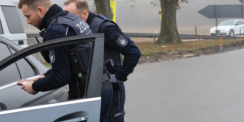 HZA-RO: Zoll warnt vor gefährlichem Feuerwerk aus dem Ausland / Hauptzollamt Rosenheim kontrolliert Reisende - Foto: presseportal.de