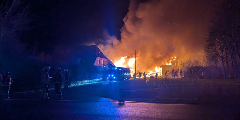 POL-FL: Reußenköge: Wirtschaftsgebäude in Vollbrand - Foto: presseportal.de