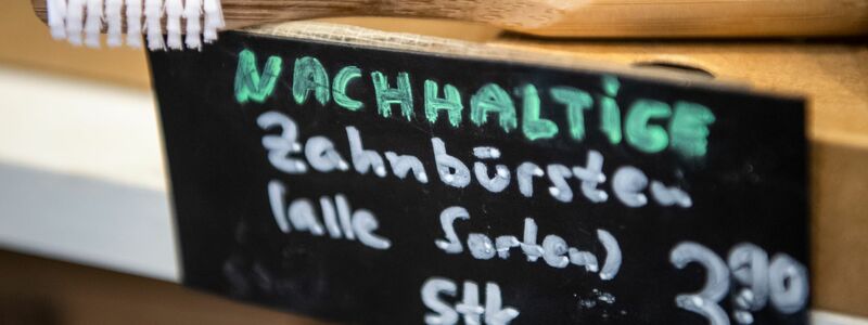 Für einen Teil der Konsumentinnen und Konsumenten spielt die Frage, ob ein Produkt das Kriterium «Nachhaltigkeit» erfüllt, eine Rolle bei der Kaufentscheidung. (Symbolbild) - Foto: Sina Schuldt/Deutsche Presse-Agentur GmbH/dpa