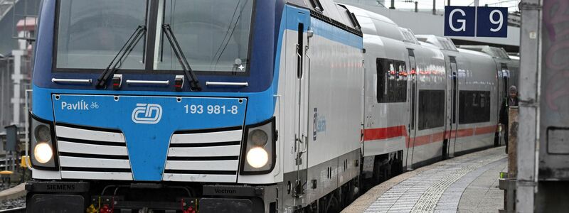 Angemietete Loks müssen derzeit wegen fehlender Zulassungen für den eigentlichen Steuerwagen noch den neuen ICE L ziehen. - Foto: Federico Gambarini/dpa