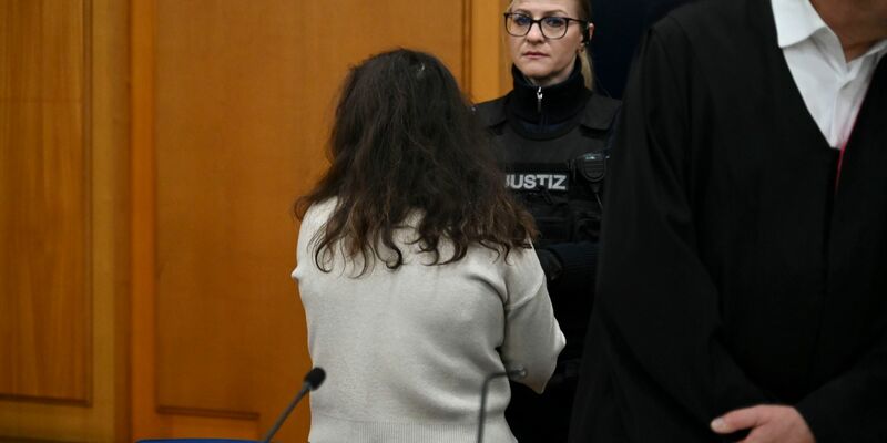 Nach bereits rund einem Dutzend Verhandlungsterminen hat der Prozess gegen die angehende Notfallsanitäterin nun von vorn begonnen. - Foto: Katharina Kausche/dpa