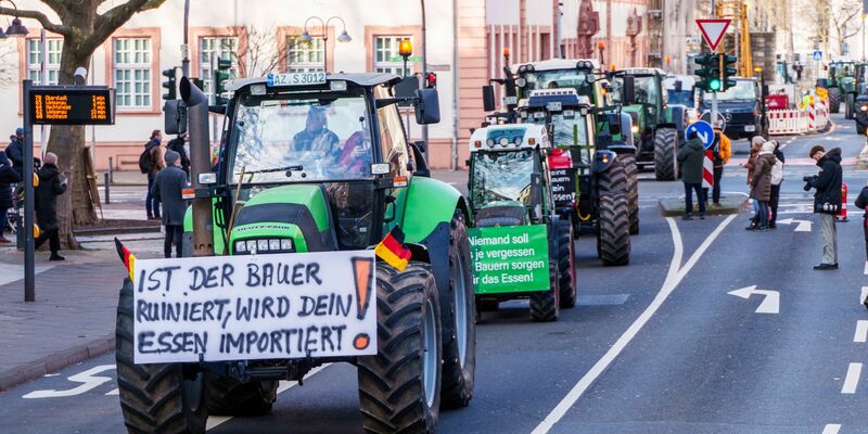 Bauern waren gegen die Streichung auf die Straße gegangen, nun wird sie zurückgenommen. (Archivbild) - Foto: Andreas Arnold/dpa