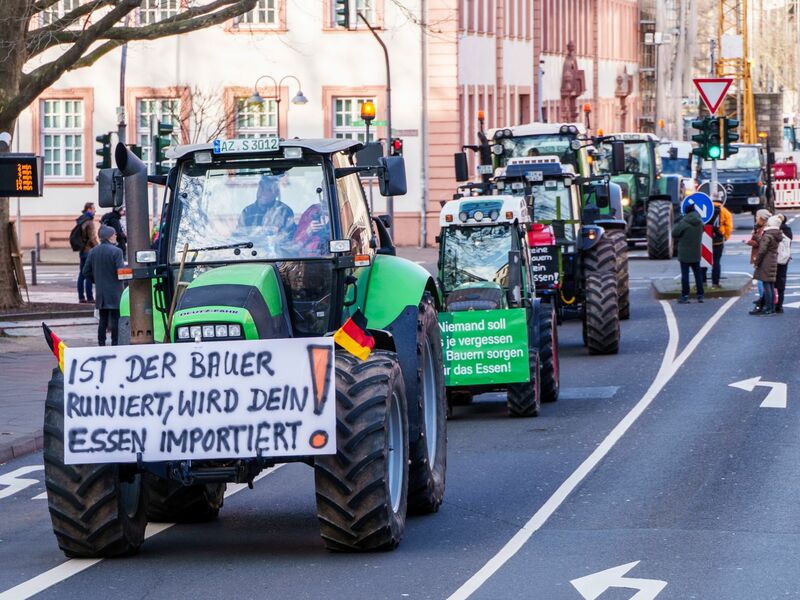 Bauern waren gegen die Streichung auf die Straße gegangen, nun wird sie zurückgenommen. (Archivbild) - Foto: Andreas Arnold/dpa