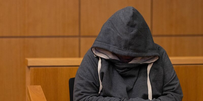 Achteinhalb Jahre soll ein 61-Jähriger in Haft - er missbrauchte seine Ehefrau und filmte die Taten. - Foto: Rolf Vennenbernd/dpa