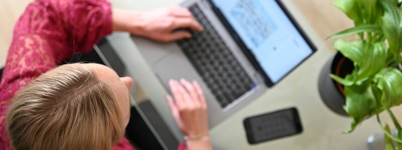 Beim Online-Shopping soll es leichter werden, die Bestellung rückgängig zu machen. (Illustration) - Foto: Helena Dolderer/dpa/dpa-tmn