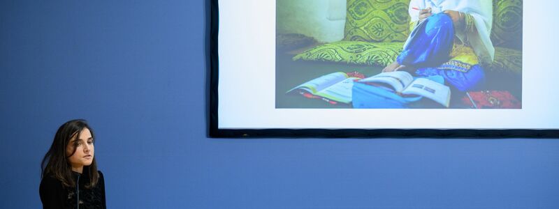 Unicef-Schirmherrin Elke Büdenbender stellt sich mit den beiden Gewinnerinnen zum Gruppenfoto auf. - Foto: Bernd von Jutrczenka/dpa