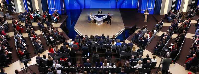 Journalisten und russische Bürger lauschen stundenlang dem Kremlchef.  - Foto: Vyacheslav Prokofyev/Pool Sputnik Kremlin/AP/dpa