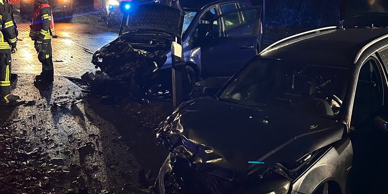FW-AUR: Zusammenprall zweier PKW / Feuerwehr transportiert Schulkinder - Foto: presseportal.de