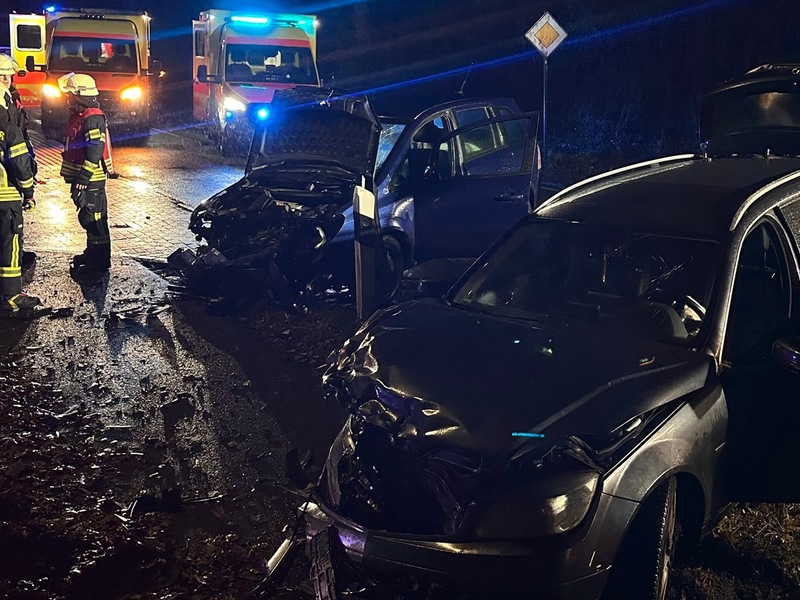FW-AUR: Zusammenprall zweier PKW / Feuerwehr transportiert Schulkinder - Foto: presseportal.de