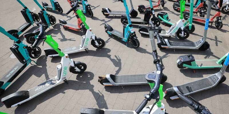 E-Scooter spalten die Gemüter: Die einen nervt es, dass sie auf dem Gehweg herumstehen – die anderen finden sie ungemein praktisch, um schnell voranzukommen. - Foto: Christian Charisius/dpa/dpa-tmn