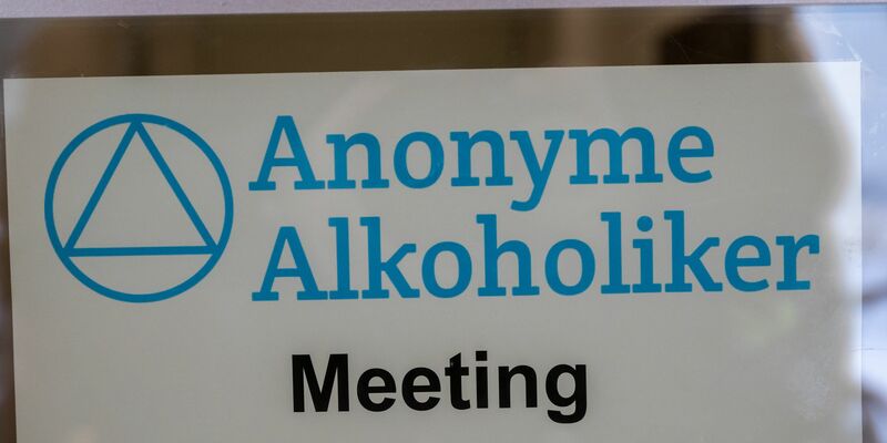 Die Anonymen Alkoholiker wollen auch an den Feiertagen eine Anlaufstelle für Hilfesuchende sein. (Illustration) - Foto: Peter Kneffel/dpa