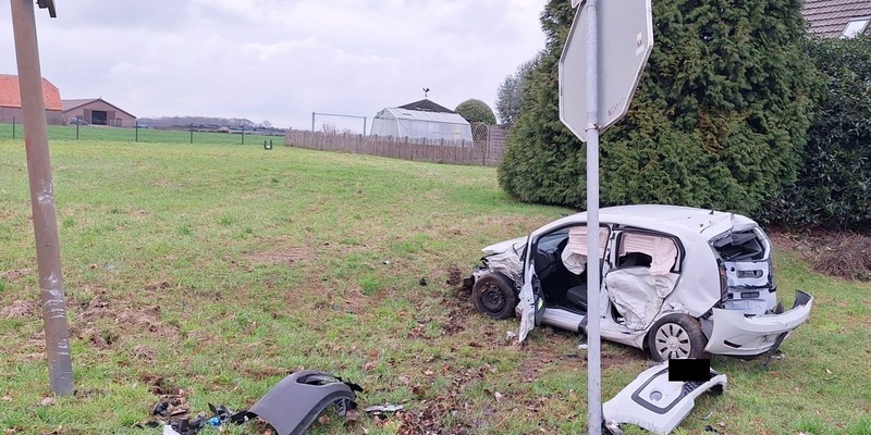 FW Sonsbeck: Auslaufende Betriebsmittel nach Verkehrsunfall - Foto: presseportal.de