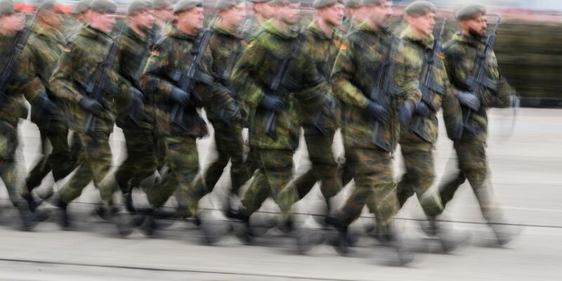 Pro Monat sollen rund 54.000 junge Leute angeschrieben werden. (Symbolbild)  - Foto: Julian Stratenschulte/dpa