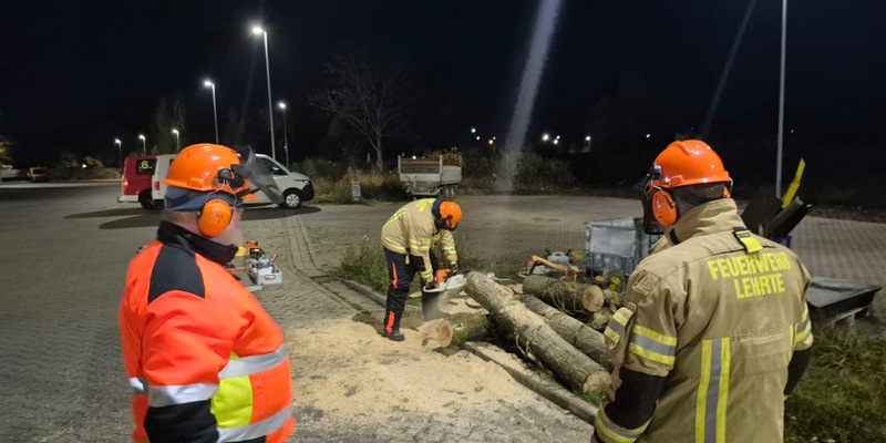 FW Lehrte: Achtung - Baum fällt - Stadtfeuerwehr Lehrte bildet 11 neue Motorsägenführer*innen aus - Foto: presseportal.de