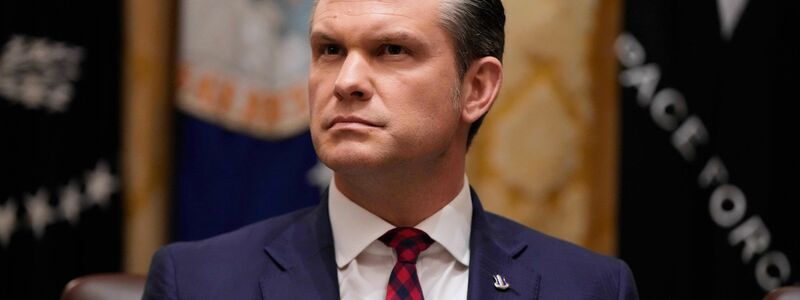 US-Verteidigungsminister Pete Hegseth droht den Terroristen des sogenannten Islamischen Staats. (Archivbild) - Foto: Julia Demaree Nikhinson/AP/dpa