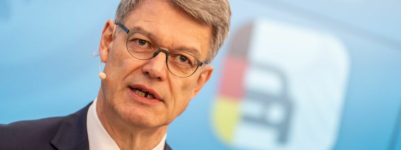 Bundesverkehrsminister Schnieder: «Die Automobilindustrie ist die Leitindustrie in Deutschland.» - Foto: Michael Kappeler/dpa