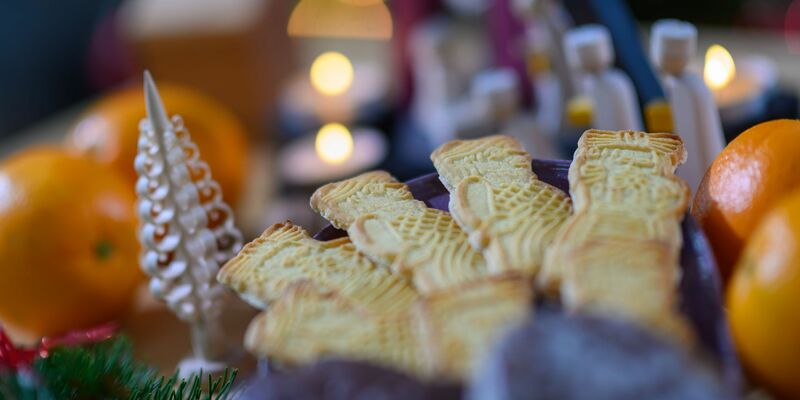 Eine neue Umfrage zeigt, wo besonders oft genascht wird. - Foto: Hendrik Schmidt/dpa