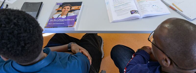 Aus den Kommunen hört man oft, wenn weniger Asylbewerber kämen, könne man den Zuwanderern bessere Integrationsangebote - auch mit Hilfe von Ehrenamtlichen - machen. (Symbolbild) - Foto: Patrick Pleul/dpa