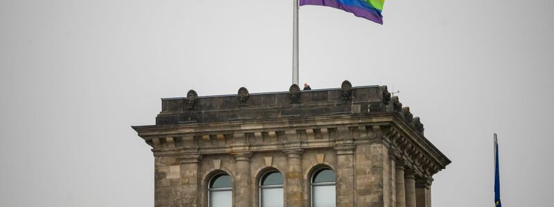 Die Regenbogenfahne auf dem Reichstag ist 2025 ein Zankapfel. (Archivbild) - Foto: Christoph Soeder/dpa