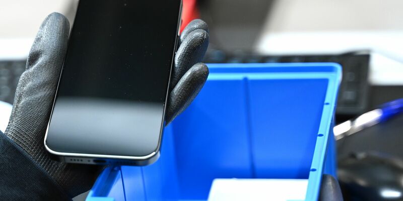 Ein gebrauchtes Smartphone wird generalüberholt und für den Wiederverkauf flottgemacht. (Symbolbild) - Foto: Elisa Schu/dpa