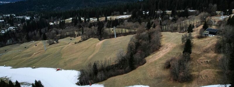 Ohne Kunstschnee hätte es der Skisport schwer, sagen Branchenvertreter. - Foto: Gian Ehrenzeller/KEYSTONE/dpa